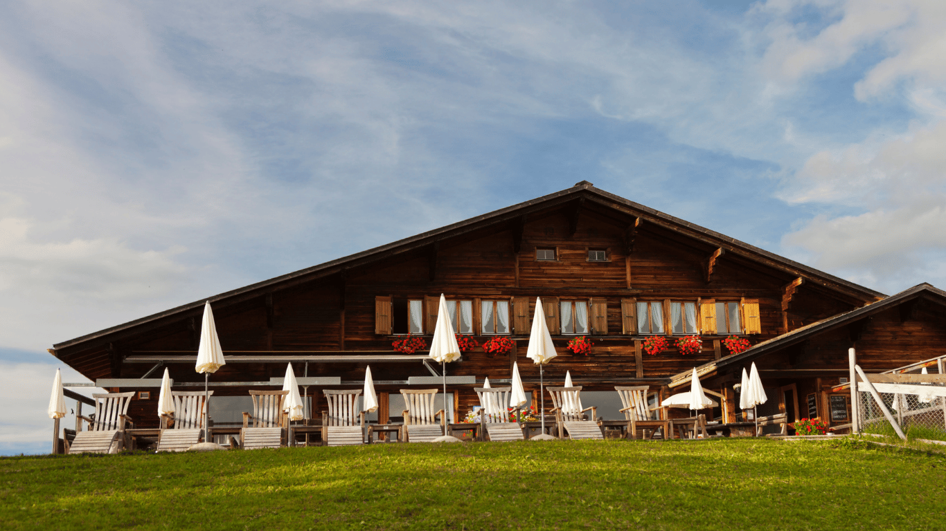 Gemütliches Zimmer in der Pension Steinbach-Hallenberg mit Blick auf den Thüringer Wald